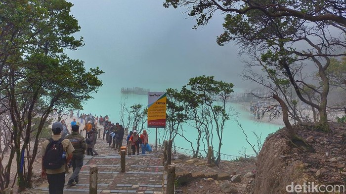 Wisata Kawah Putih di Ciwidey, Kabupaten Bandung