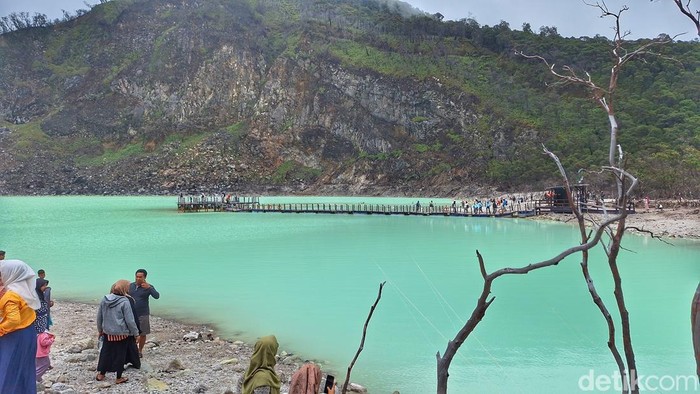 Wisata Kawah Putih di Ciwidey, Kabupaten Bandung