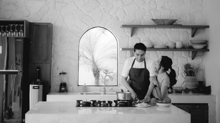 Momen Yunita Siregar Recoki Suami Lagi Masak Bikin Gemas