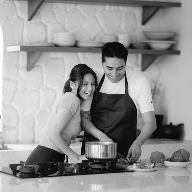 Momen Yunita Siregar Recoki Suami Lagi Masak Bikin Gemas