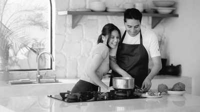 Momen Yunita Siregar Recoki Suami Lagi Masak Bikin Gemas
