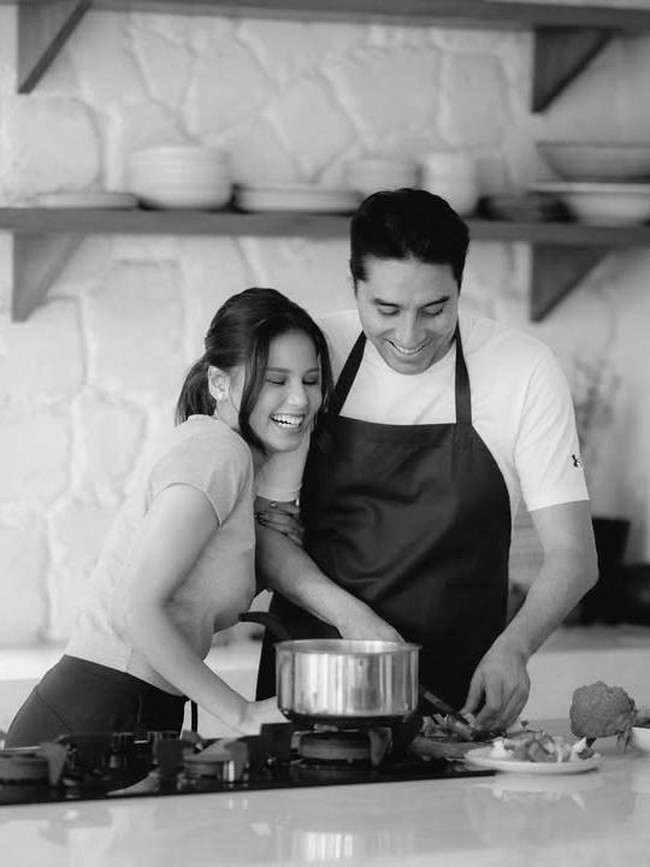 Momen Yunita Siregar Recoki Suami Lagi Masak Bikin Gemas