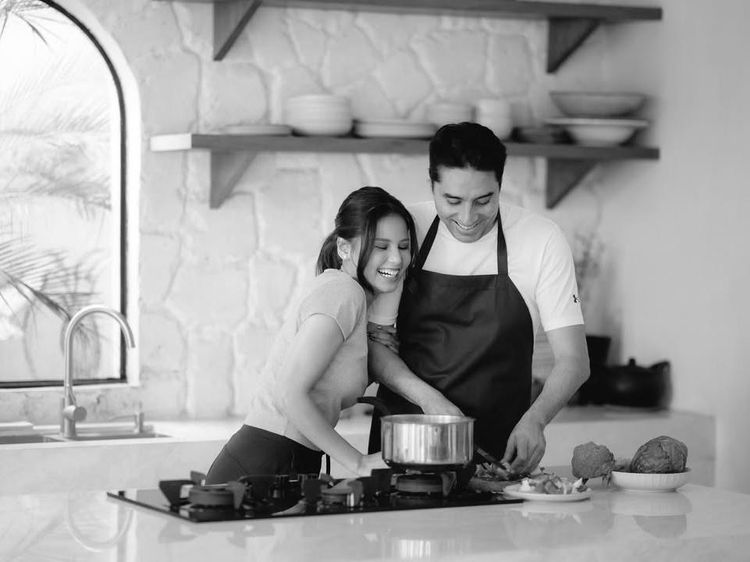 Momen Yunita Siregar Recoki Suami Lagi Masak Bikin Gemas