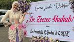 Zee Zee Shahab Awal Menolak, Kini Bikin Bangga Suami Raih Gelar Doktor