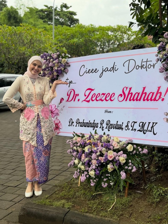 Zee Zee Shahab Awal Menolak, Kini Bikin Bangga Suami Raih Gelar Doktor