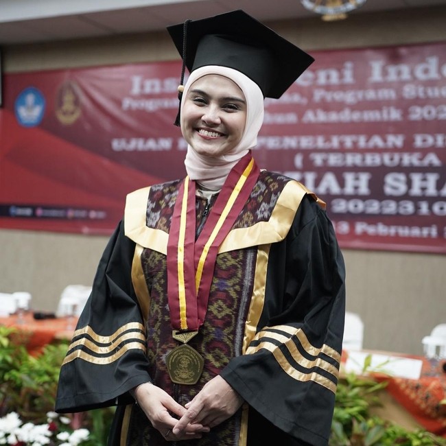 Zee Zee Shahab Awal Menolak, Kini Bikin Bangga Suami Raih Gelar Doktor