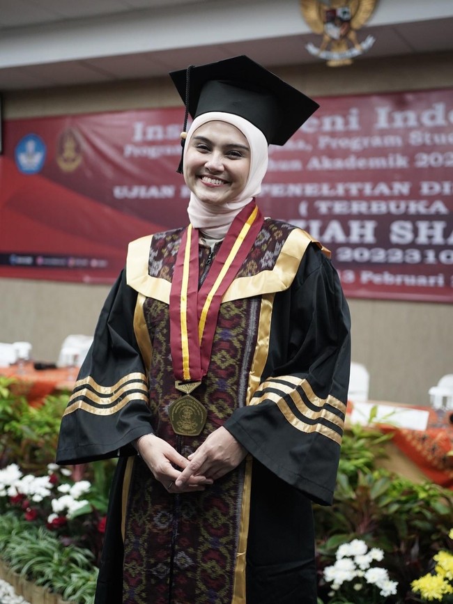 Zee Zee Shahab Awal Menolak, Kini Bikin Bangga Suami Raih Gelar Doktor