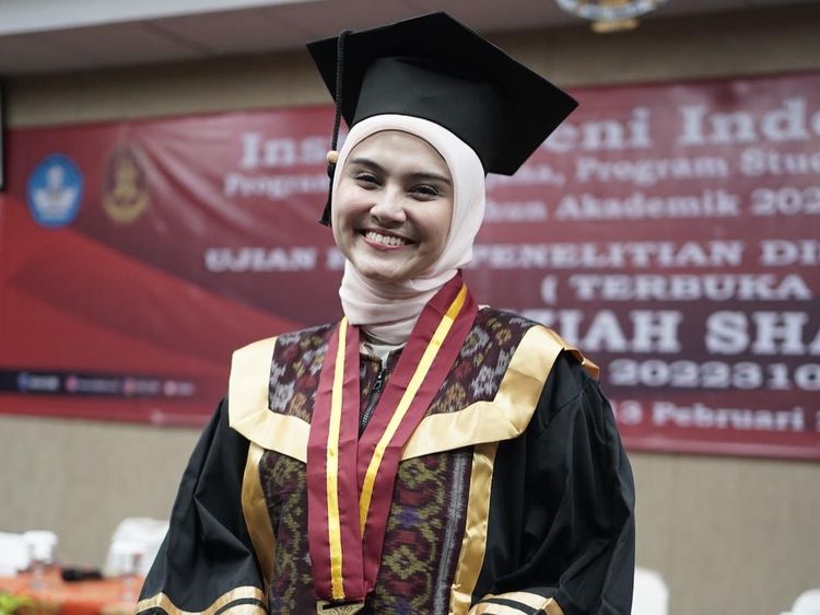 Zee Zee Shahab Awal Menolak, Kini Bikin Bangga Suami Raih Gelar Doktor