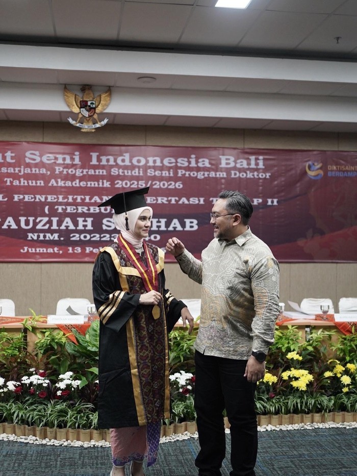 Zee Zee Shahab Awal Menolak, Kini Bikin Bangga Suami Raih Gelar Doktor