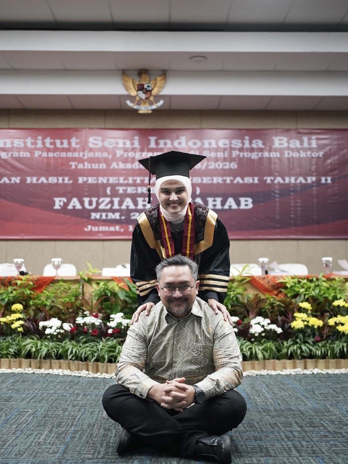 Zee Zee Shahab Awal Menolak, Kini Bikin Bangga Suami Raih Gelar Doktor