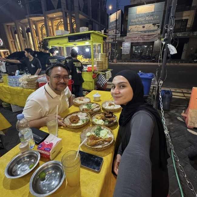 Zee Zee Shahab Hobi Jajan Kaki Lima, Cicip Sop Kambing hingga Ngopi Santai