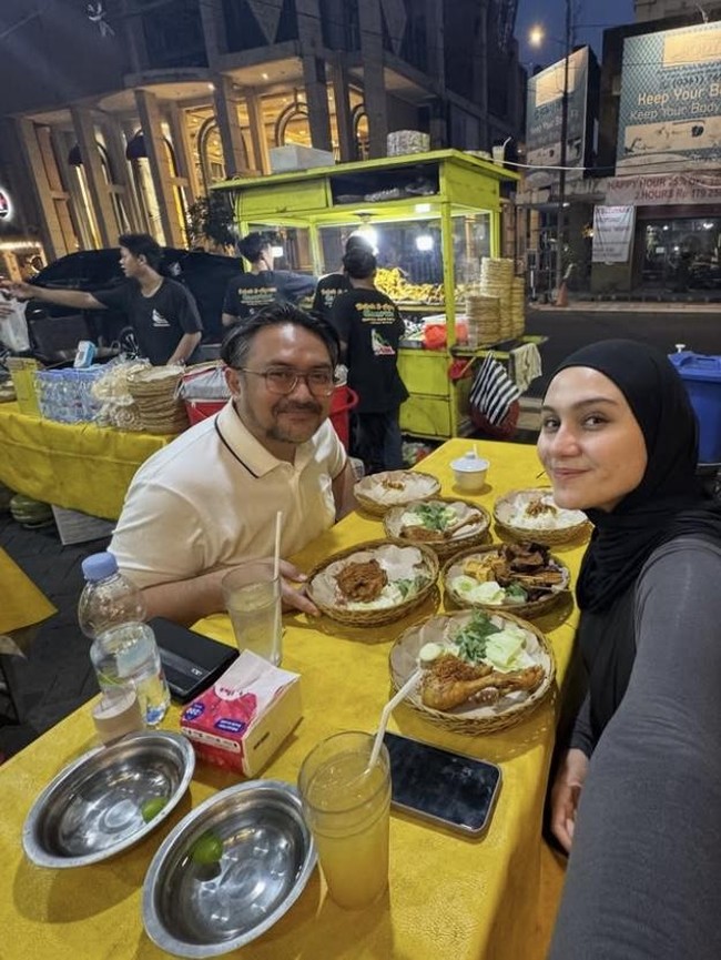 Zee Zee Shahab Hobi Jajan Kaki Lima, Cicip Sop Kambing hingga Ngopi Santai