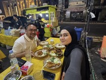 Zee Zee Shahab Hobi Jajan Kaki Lima, Cicip Sop Kambing hingga Ngopi Santai