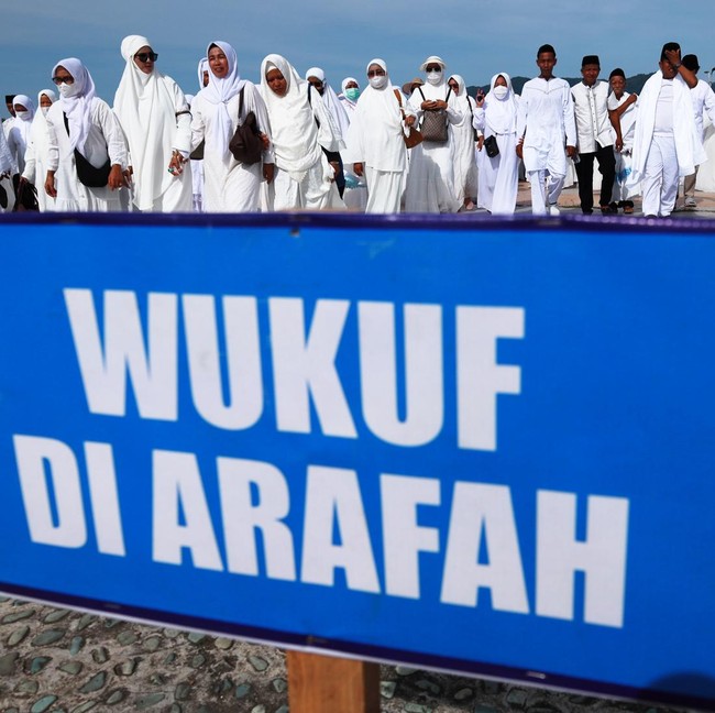 240 Calon Haji Ikuti Manasik di Pantai Manakarra Mamuju