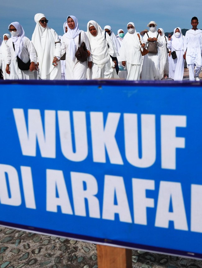 240 Calon Haji Ikuti Manasik di Pantai Manakarra Mamuju