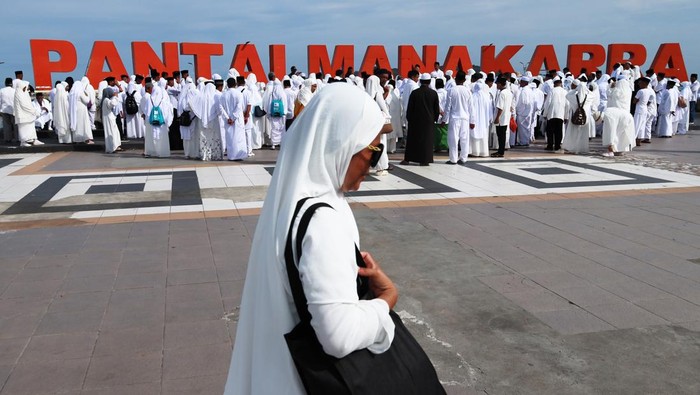 Sejumlah Jamaah calon haji mengikuti kegiatan manasik haji di anjungan Pantai Manakarra, Mamuju, Sulawesi Barat, Minggu (15/2/2026). Kantor Kementerian Agama Mamuju menggelar manasik haji yang diikuti sebanyak 240 orang untuk memberikan bimbingan jamaah calon haji yang akan diberangkatkan ke Tanah Suci pada Mei 2026 mendatang. ANTARAFOTO/Akbar Tado/foc.