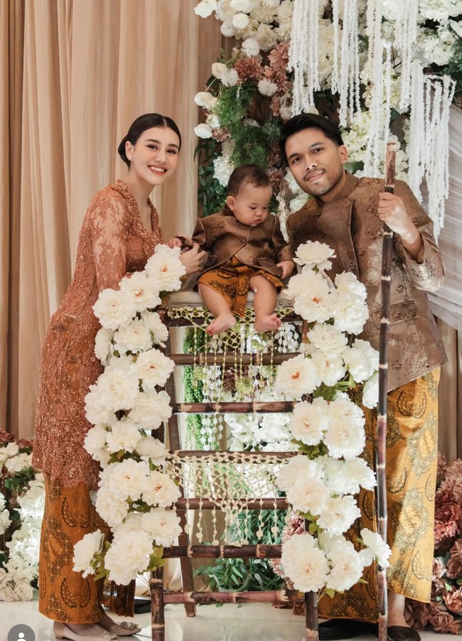 Pada Kamis (12/2/26) Aaliyah dan Thariq baru saja menggelar acara tedak siten untuk putra mereka, Ahmad Arash Omara Thariq. Tampil kompak, ketiganya kenakan busana adat Jawa bernuansa coklat. Foto: Instagram/@aaliyah.massaid