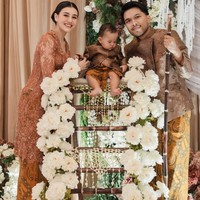 Pada Kamis (12/2/26) Aaliyah dan Thariq baru saja menggelar acara tedak siten untuk putra mereka, Ahmad Arash Omara Thariq. Tampil kompak, ketiganya kenakan busana adat Jawa bernuansa coklat. Foto: Instagram/@aaliyah.massaid