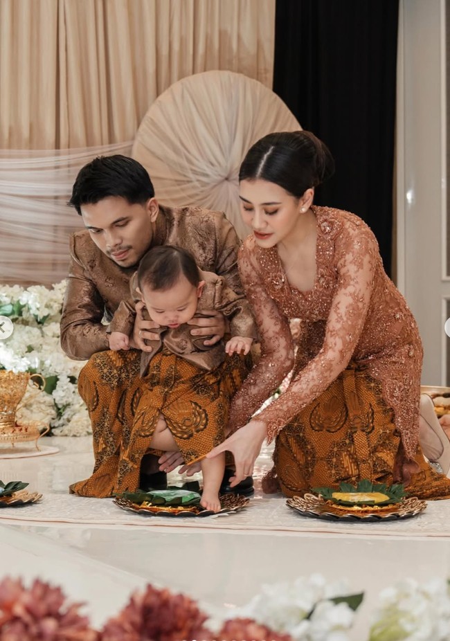 “Acara tedak siten anak pertama kami, Ahmad Arash Omara Thariq. alhamdulillah acara berjalan dengan lancar dan hari ini Arash memilih stethoscope! sesuai keinginan ibunya hahah. tapi jadi apapun itu nantinya terserah Arash. yang penting Arash menjadi anak yang soleh, beriman, sukses, dan berguna untuk banyak orang, aamiin,” tulis Aaliyah dalam keterangan unggahannya. Foto: Instagram/@aaliyah.massaid