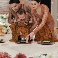 “Acara tedak siten anak pertama kami, Ahmad Arash Omara Thariq. alhamdulillah acara berjalan dengan lancar dan hari ini Arash memilih stethoscope! sesuai keinginan ibunya hahah. tapi jadi apapun itu nantinya terserah Arash. yang penting Arash menjadi anak yang soleh, beriman, sukses, dan berguna untuk banyak orang, aamiin,” tulis Aaliyah dalam keterangan unggahannya. Foto: Instagram/@aaliyah.massaid