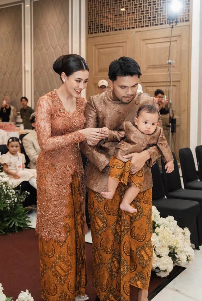 Sepanjang acara, Thariq dan Aaliyah tampil kompak momong sang anak. Aura keibuan jelas terpancar di diri Aaliyah Massaid. Foto: Instagram/@aaliyah.massaid