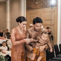 Sepanjang acara, Thariq dan Aaliyah tampil kompak momong sang anak. Aura keibuan jelas terpancar di diri Aaliyah Massaid. Foto: Instagram/@aaliyah.massaid