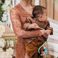 Aaliyah cantik memukau kenakan kebaya panjang bernuansa coklat dengan detail bordir dan payet. Modelnya fitted mengikuti lekuk tubuh, memberi kesan anggun dan elegan. Foto: Instagram/@aaliyah.massaid