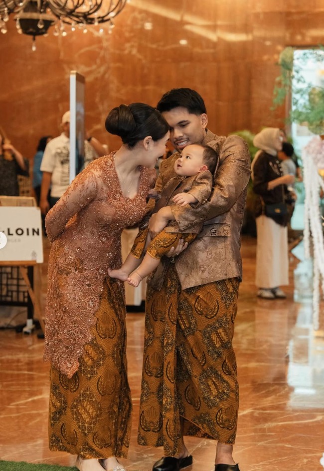 Kebaya Aaliyah dipadukan dengan kain batik seragam dengan anak dan suaminya. Ia juga mengenakan heels warna nude yang match dengan keseluruhan tampilannya. Foto: Instagram/@aaliyah.massaid