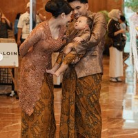 Kebaya Aaliyah dipadukan dengan kain batik seragam dengan anak dan suaminya. Ia juga mengenakan heels warna nude yang match dengan keseluruhan tampilannya. Foto: Instagram/@aaliyah.massaid