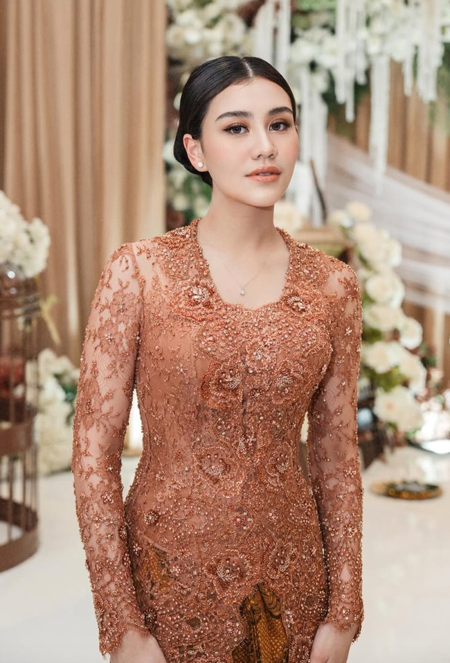 Penampilan Aaliyah makin anggun dengan sanggul di rambutnya. Riasan wajahnya juga tampak soft dan flawless dengan nuansa kecoklatan yang senada dengan kebayanya. Foto: Instagram/@aaliyah.massaid