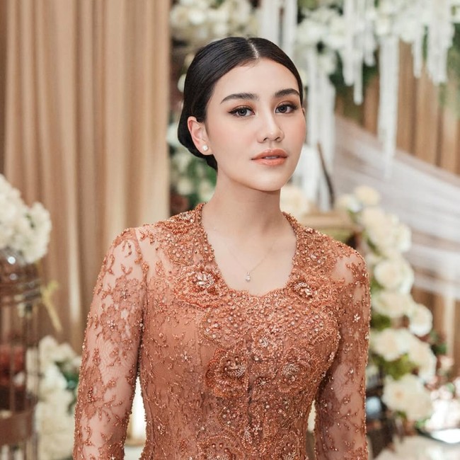 Cantiknya Aaliyah Massaid saat Tedak Siten Baby Arash, Berkebaya & Sanggul