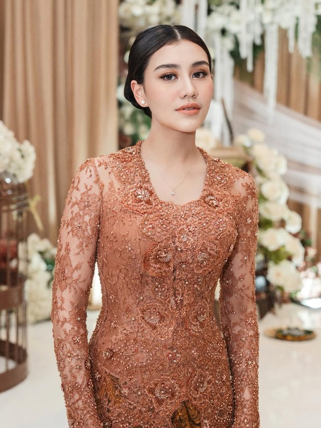 Cantiknya Aaliyah Massaid saat Tedak Siten Baby Arash, Berkebaya & Sanggul