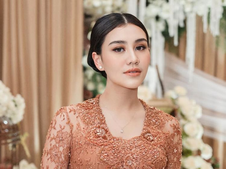 Cantiknya Aaliyah Massaid saat Tedak Siten Baby Arash, Berkebaya & Sanggul