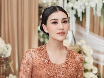 Cantiknya Aaliyah Massaid saat Tedak Siten Baby Arash, Berkebaya & Sanggul