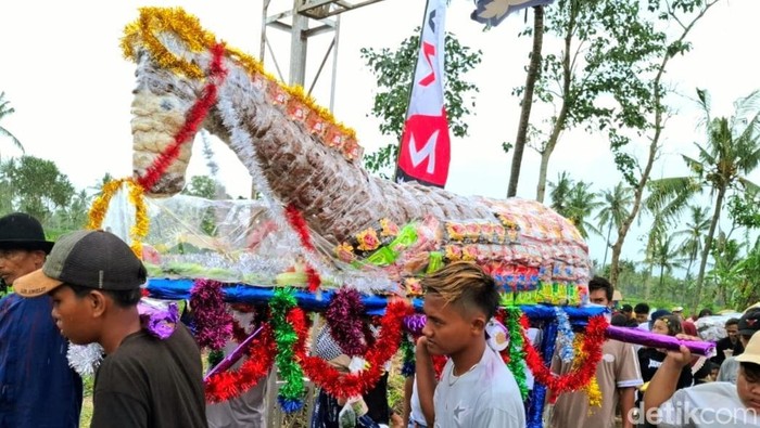 Arak-arakan tumpeng kue cucur menyambut datangnya Ramadan di Festival Kadhisah Bondowoso.