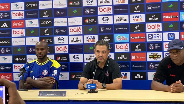 Pelatih Arema FC Marcos Santos (tengah) saat menghadiri konferensi pers usai laga