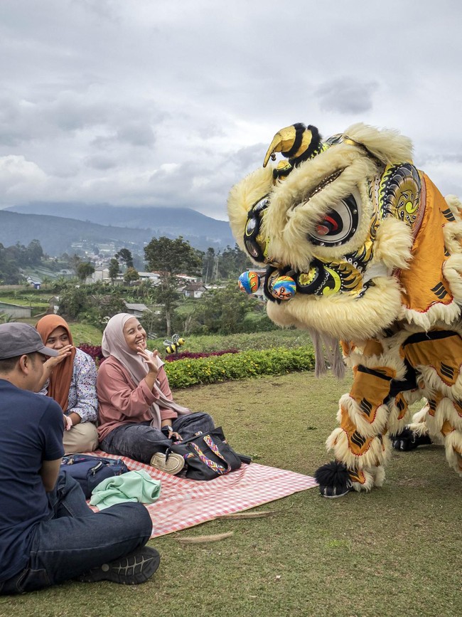 Atraksi Barongsai Semarakkan Imlek 2577 di Tepi Gunung Cisarua