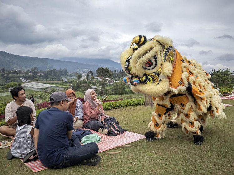 Atraksi Barongsai Semarakkan Imlek 2577 di Tepi Gunung Cisarua