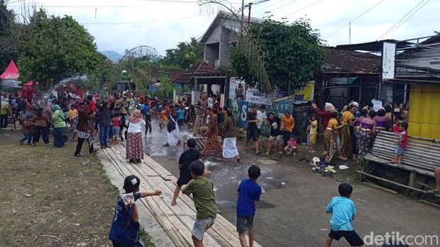 Proses perang air menjelang puasa Ramadan yang berlangsung di Dusun Dawung, Desa Banjarnegoro, Kecamatan Mertoyudan, Kabupaten Magelang, Minggu (15/2/2026).