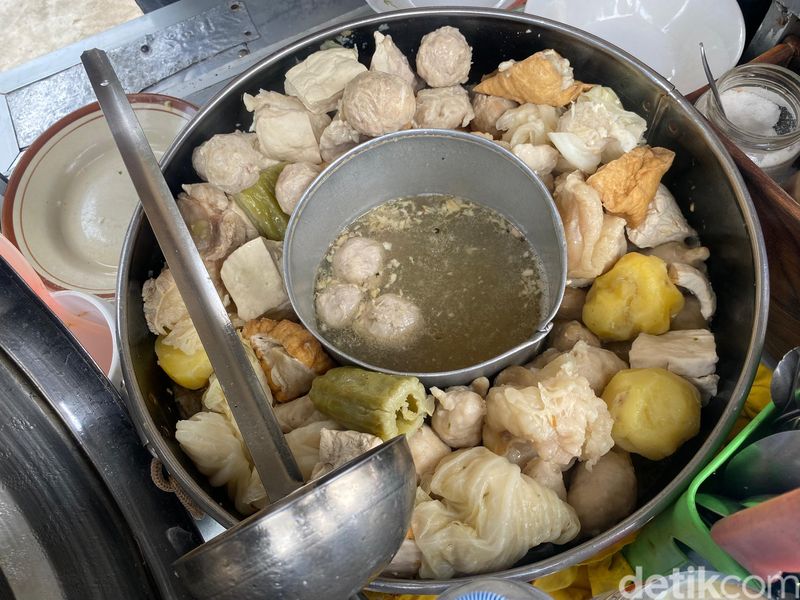 Bakso dan Somay Pakde Cililin yang unik di Jakarta Selatan