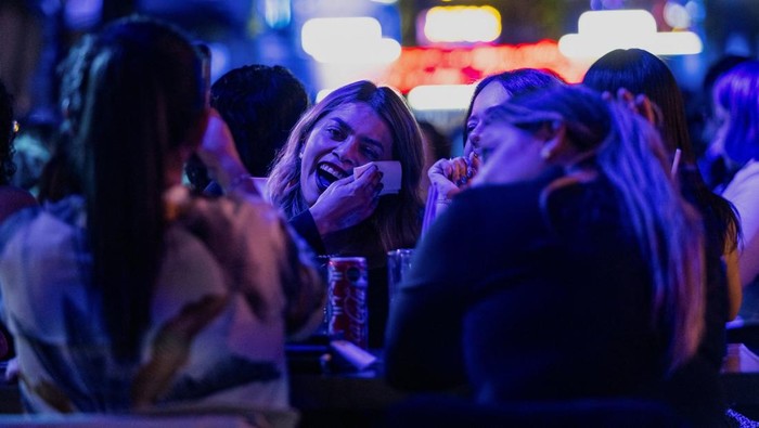A woman screams‑sings their feelings at Despecho, a Mexican bar whose 