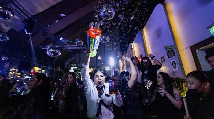 A woman screams‑sings their feelings at Despecho, a Mexican bar whose 
