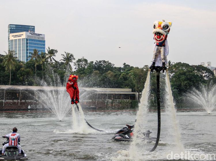 Barongsai Terbang di Atas Air Ramaikan Long Weekend Imlek