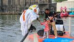 Barongsai Terbang di Atas Air Ramaikan Long Weekend Imlek