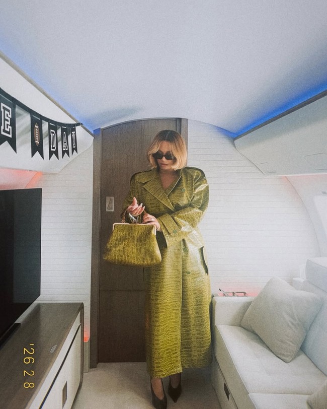 Penyanyi 44 tahun ini tampak berada di dalam jet pribadi dan berpose dengan berbagai gaya. Foto: Instagram/@beyonce