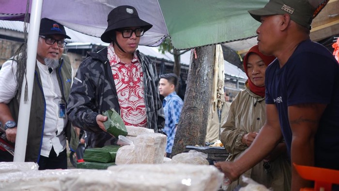 Bupati Ogan Komering Ulu Teddy Meilwansyah bersama unsur forkopimda turun langsung ke pasar di Baturaja OKU