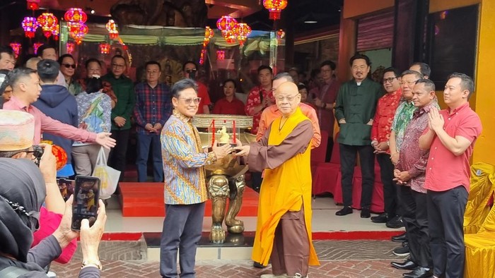 Cak Imin Sambangi Vihara di Jakbar, Peringati Imlek-Bagi Sembako - Update 1