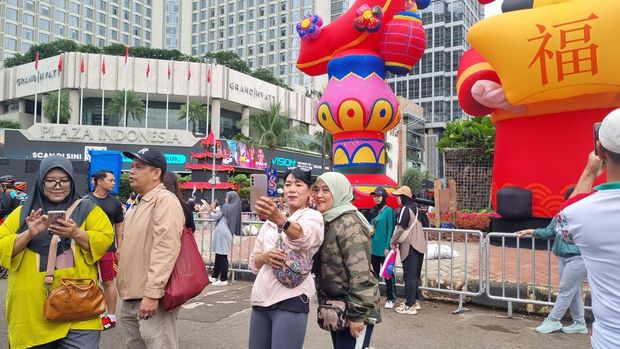 Warga abadikan momen di CFD Bundaran HI.