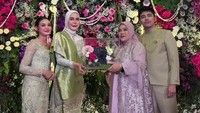Penyerahan bawaan dari keluarga Riza kepada keluarga Claudia secara simbolis. Foto: Instagram Story @claudiaudie