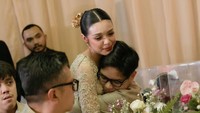 Claudia tampak berlinang air mata kala bicara di depan keluarga. Dia pun memeluk salah satu adiknya. Claudia memiliki dua orang adik, Juan Mylka Valleron dan Davrell Mylka Jowkins. Foto: Instagram @claudiaudie Fotografer: @captureyourmoment_